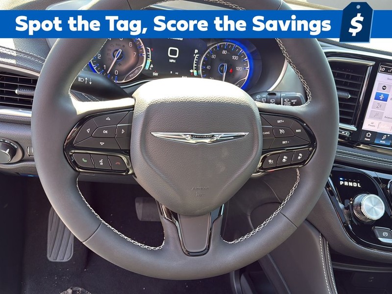 Chrysler Pacifica Vehicle Full-screen Gallery Image 25