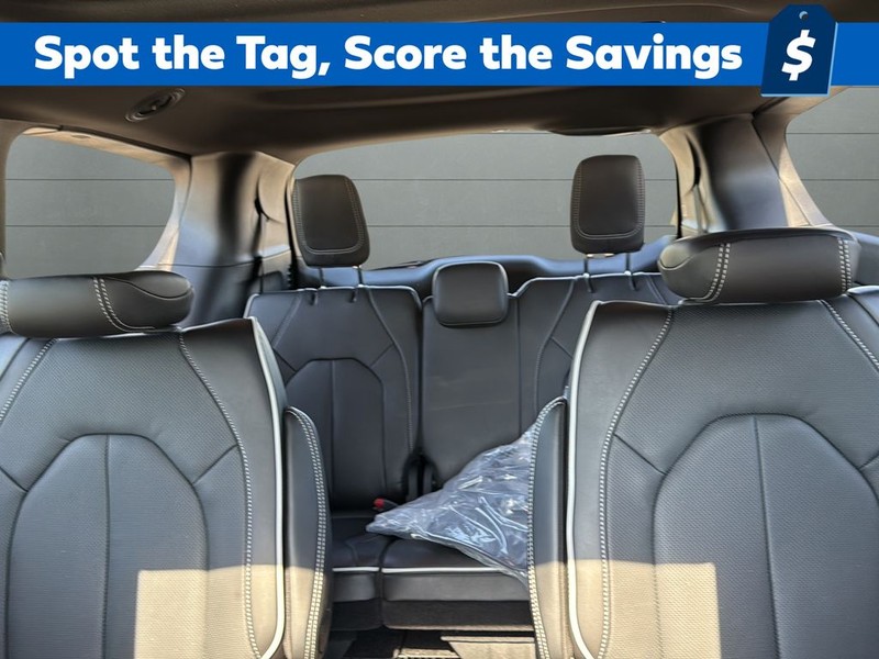 Chrysler Pacifica Vehicle Full-screen Gallery Image 26