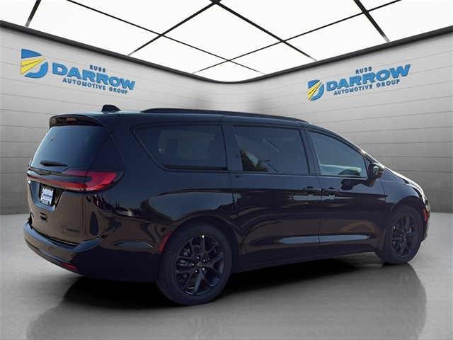 Chrysler Pacifica Vehicle Full-screen Gallery Image 5