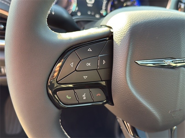 Chrysler Pacifica Vehicle Full-screen Gallery Image 9