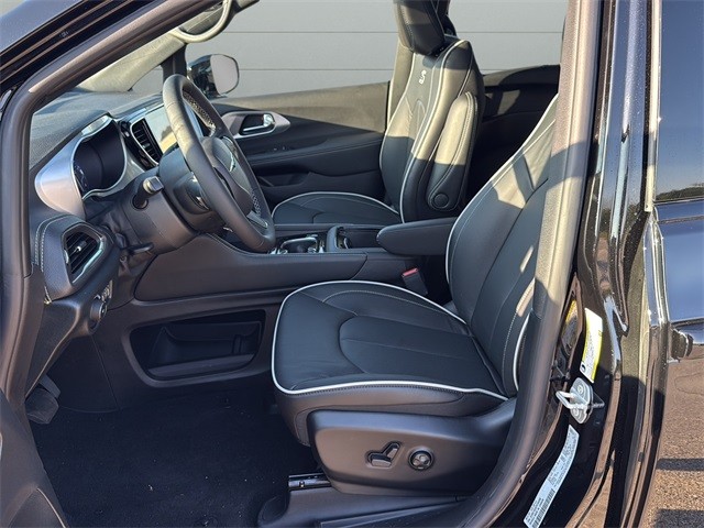 Chrysler Pacifica Vehicle Full-screen Gallery Image 10