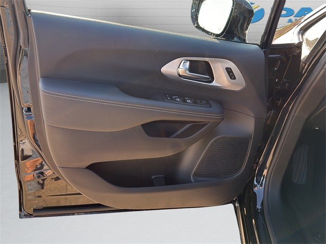 Chrysler Pacifica Vehicle Full-screen Gallery Image 11