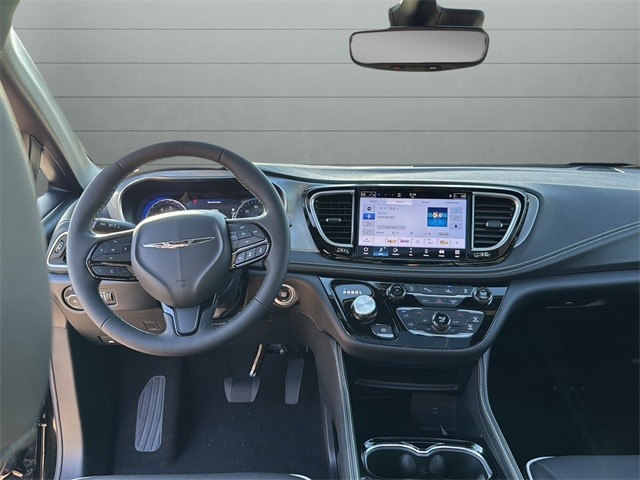 Chrysler Pacifica Vehicle Full-screen Gallery Image 12