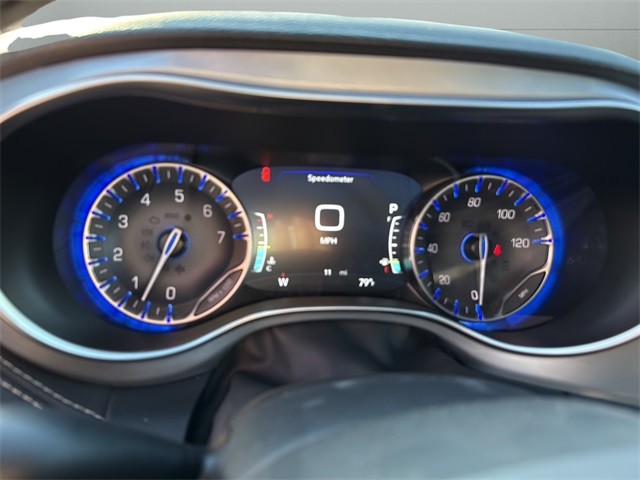 Chrysler Pacifica Vehicle Full-screen Gallery Image 13