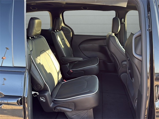 Chrysler Pacifica Vehicle Full-screen Gallery Image 14