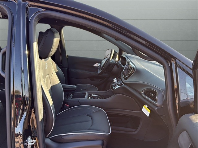 Chrysler Pacifica Vehicle Full-screen Gallery Image 15