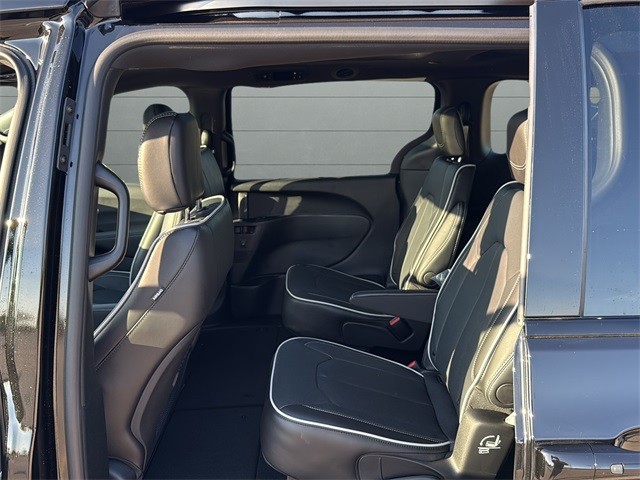 Chrysler Pacifica Vehicle Full-screen Gallery Image 17