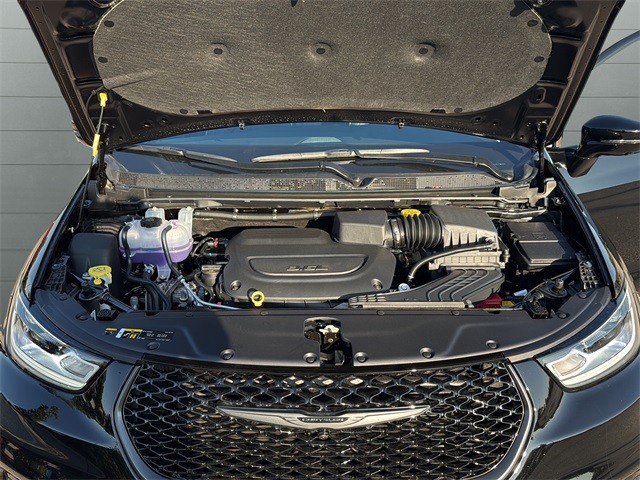 Chrysler Pacifica Vehicle Full-screen Gallery Image 19