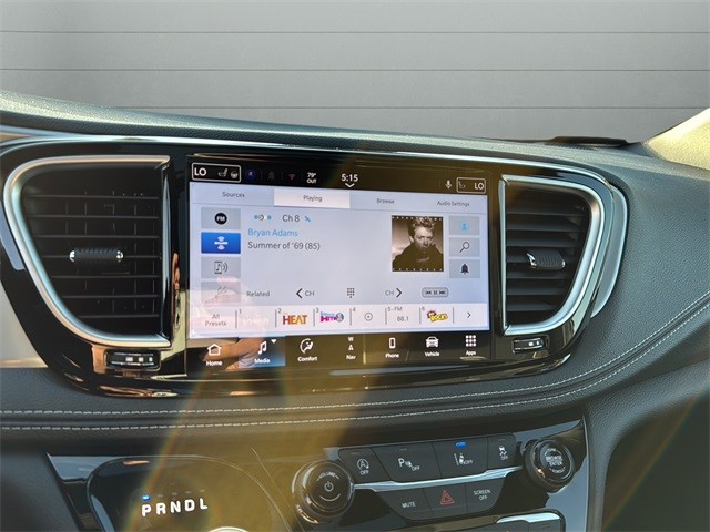 Chrysler Pacifica Vehicle Full-screen Gallery Image 20