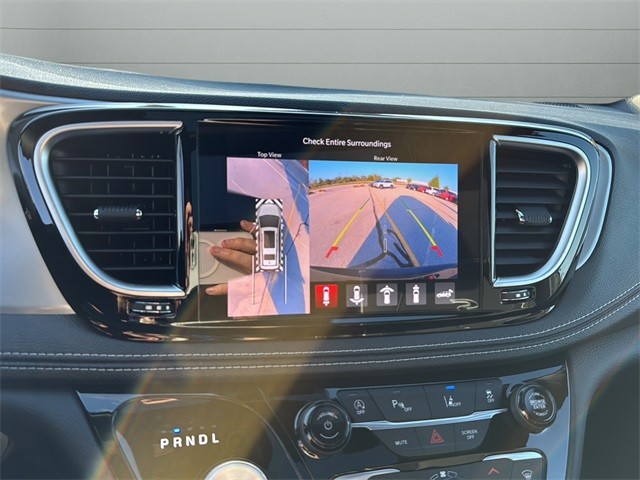 Chrysler Pacifica Vehicle Full-screen Gallery Image 21