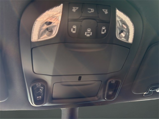 Chrysler Pacifica Vehicle Full-screen Gallery Image 22