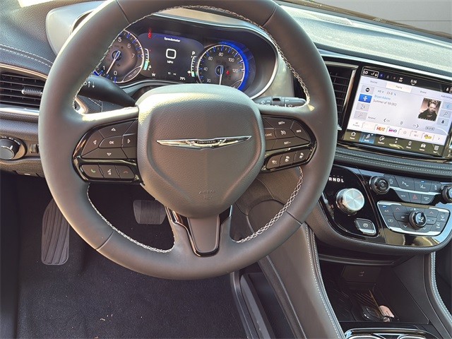 Chrysler Pacifica Vehicle Full-screen Gallery Image 25