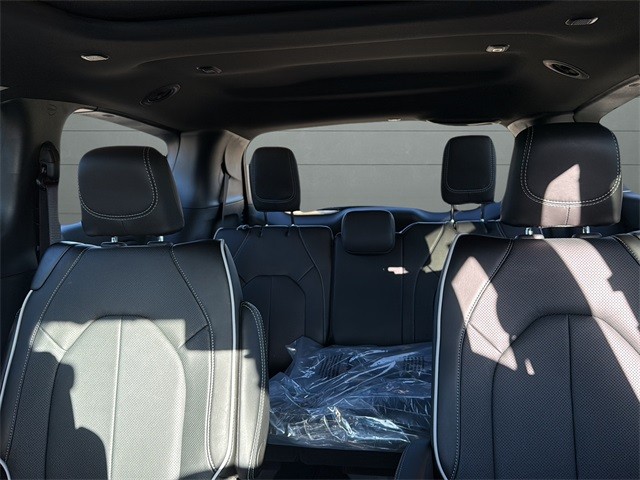 Chrysler Pacifica Vehicle Full-screen Gallery Image 26