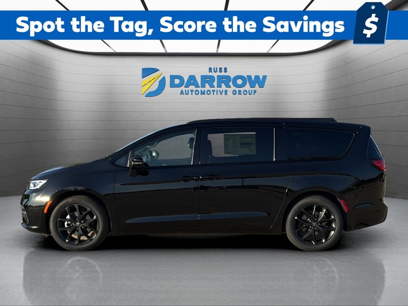 Chrysler Pacifica Vehicle Full-screen Gallery Image 2