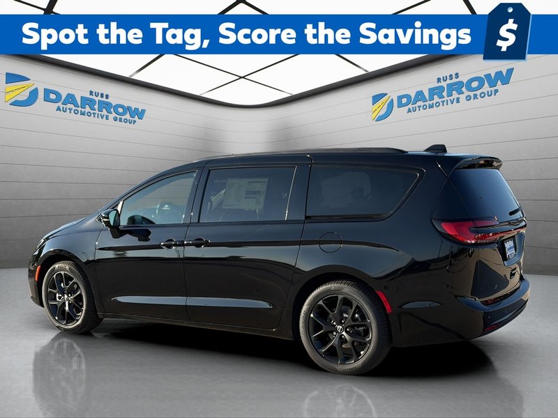 Chrysler Pacifica Vehicle Full-screen Gallery Image 3