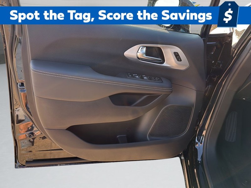 Chrysler Pacifica Vehicle Full-screen Gallery Image 11