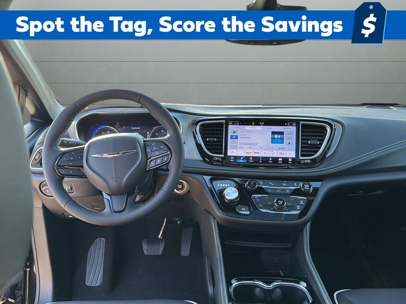 Chrysler Pacifica Vehicle Full-screen Gallery Image 12