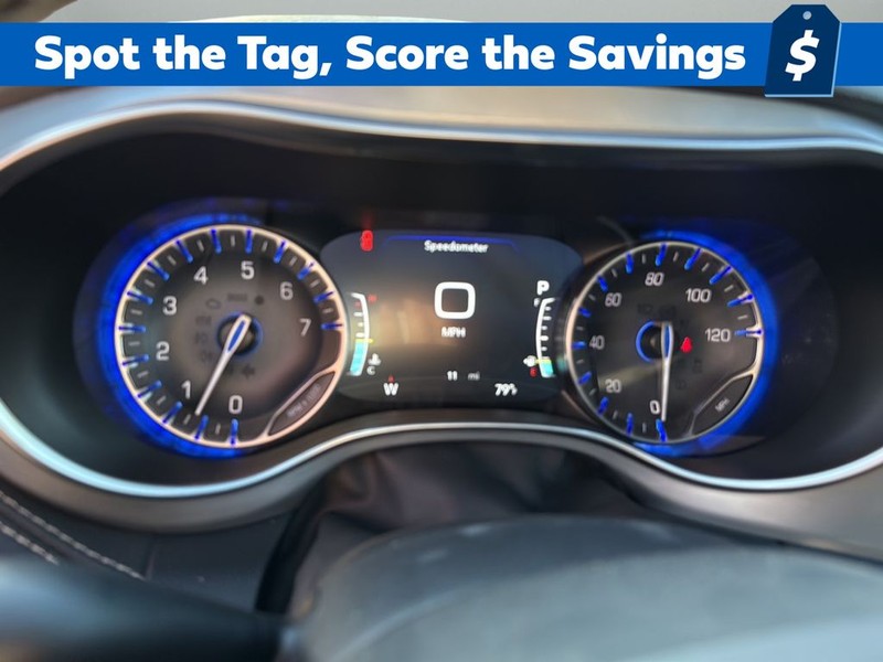 Chrysler Pacifica Vehicle Full-screen Gallery Image 13