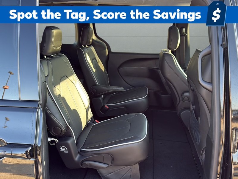 Chrysler Pacifica Vehicle Full-screen Gallery Image 14