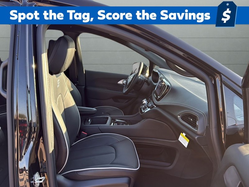 Chrysler Pacifica Vehicle Full-screen Gallery Image 15