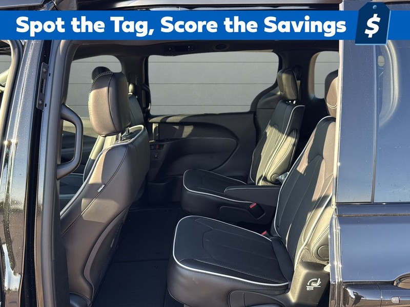 Chrysler Pacifica Vehicle Full-screen Gallery Image 17