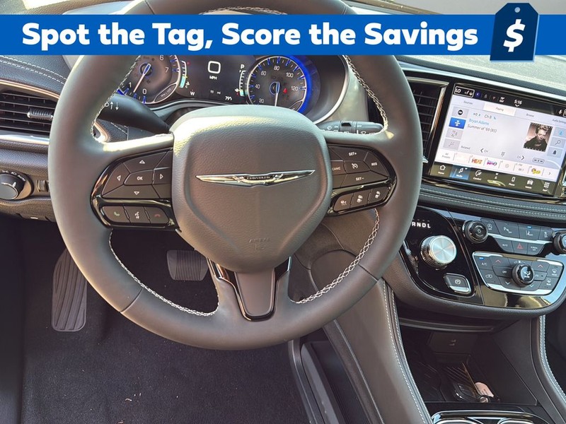 Chrysler Pacifica Vehicle Full-screen Gallery Image 25