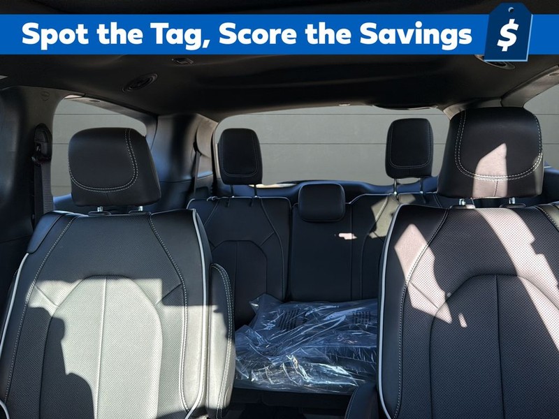 Chrysler Pacifica Vehicle Full-screen Gallery Image 26