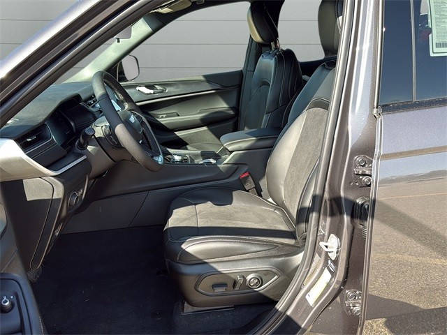 Jeep Grand Cherokee Vehicle Full-screen Gallery Image 10