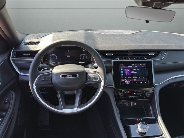 Jeep Grand Cherokee Vehicle Full-screen Gallery Image 12