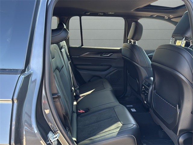 Jeep Grand Cherokee Vehicle Full-screen Gallery Image 14