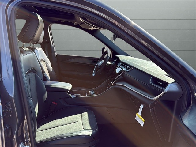 Jeep Grand Cherokee Vehicle Full-screen Gallery Image 15