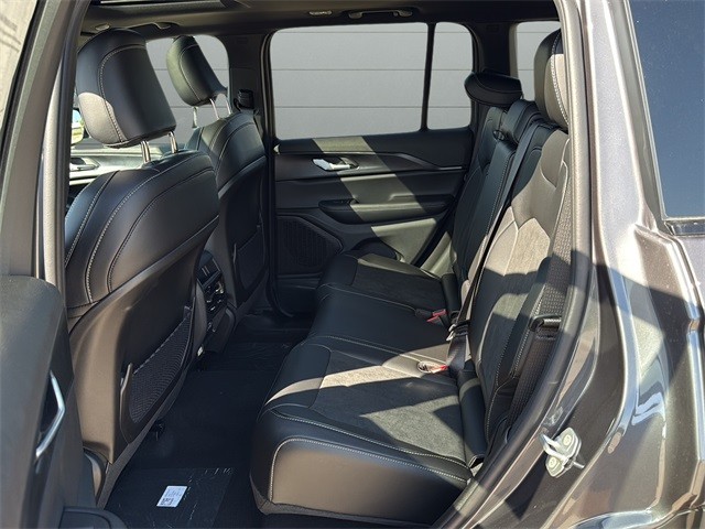 Jeep Grand Cherokee Vehicle Full-screen Gallery Image 17