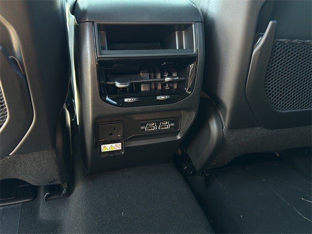 Jeep Grand Cherokee Vehicle Full-screen Gallery Image 18