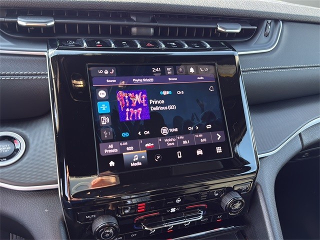 Jeep Grand Cherokee Vehicle Full-screen Gallery Image 22