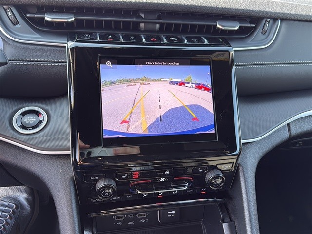 Jeep Grand Cherokee Vehicle Full-screen Gallery Image 23