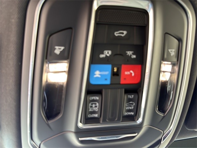 Jeep Grand Cherokee Vehicle Full-screen Gallery Image 24