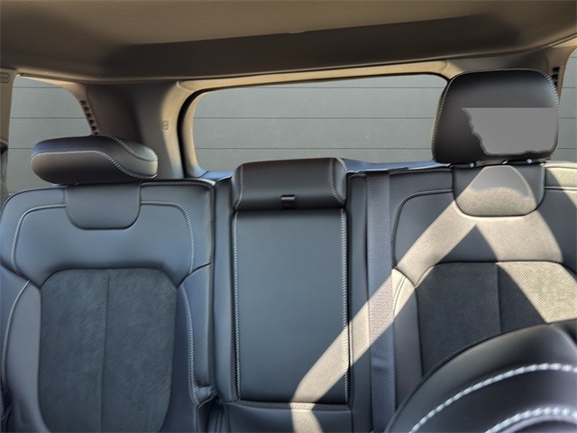 Jeep Grand Cherokee Vehicle Full-screen Gallery Image 28