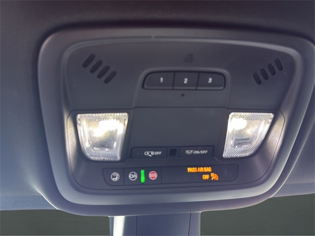 Chevrolet Traverse Vehicle Full-screen Gallery Image 23