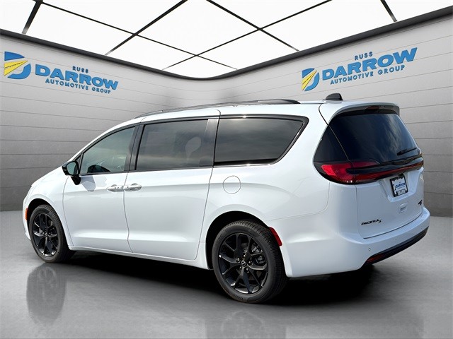 Chrysler Pacifica Vehicle Full-screen Gallery Image 3