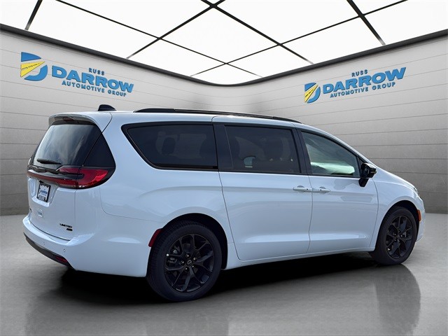 Chrysler Pacifica Vehicle Full-screen Gallery Image 5