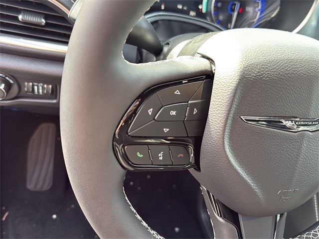 Chrysler Pacifica Vehicle Full-screen Gallery Image 9