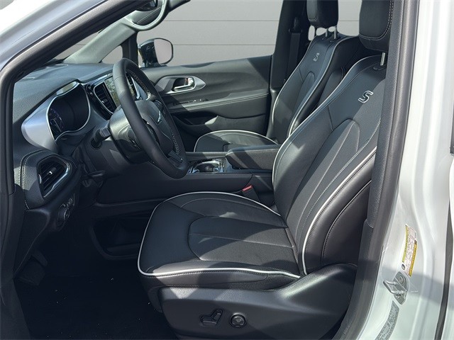 Chrysler Pacifica Vehicle Full-screen Gallery Image 10