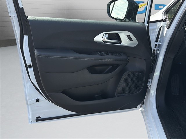 Chrysler Pacifica Vehicle Full-screen Gallery Image 11