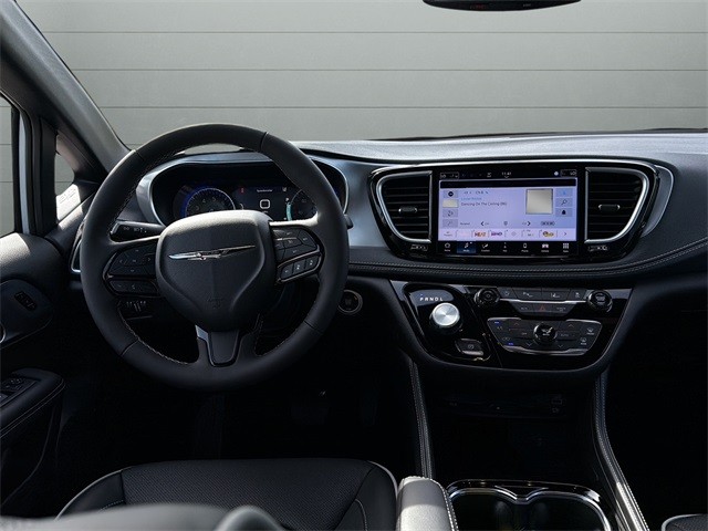 Chrysler Pacifica Vehicle Full-screen Gallery Image 12
