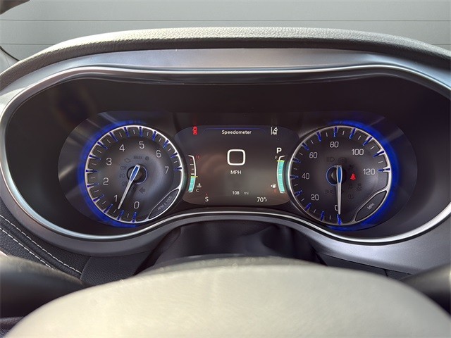 Chrysler Pacifica Vehicle Full-screen Gallery Image 13