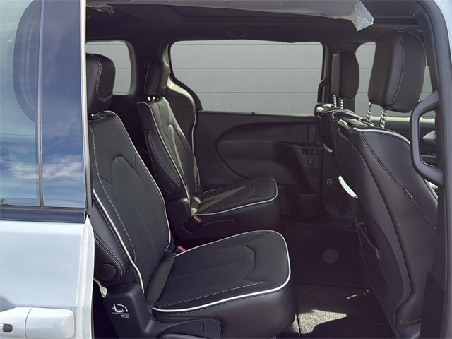 Chrysler Pacifica Vehicle Full-screen Gallery Image 14