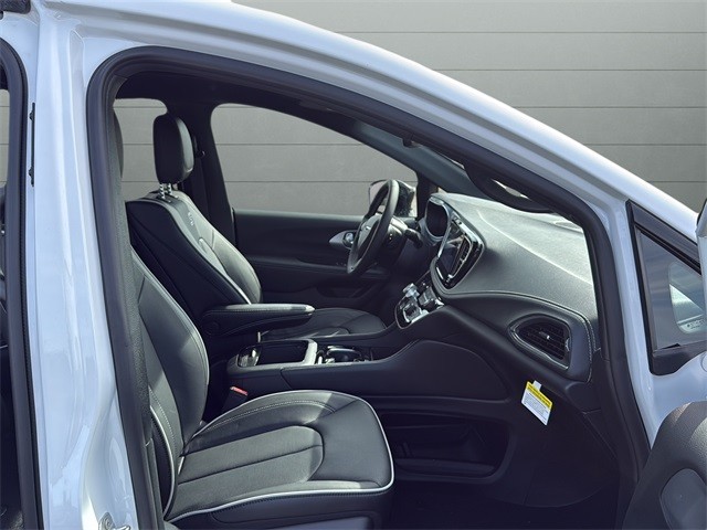 Chrysler Pacifica Vehicle Full-screen Gallery Image 15