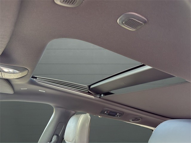 Chrysler Pacifica Vehicle Full-screen Gallery Image 16