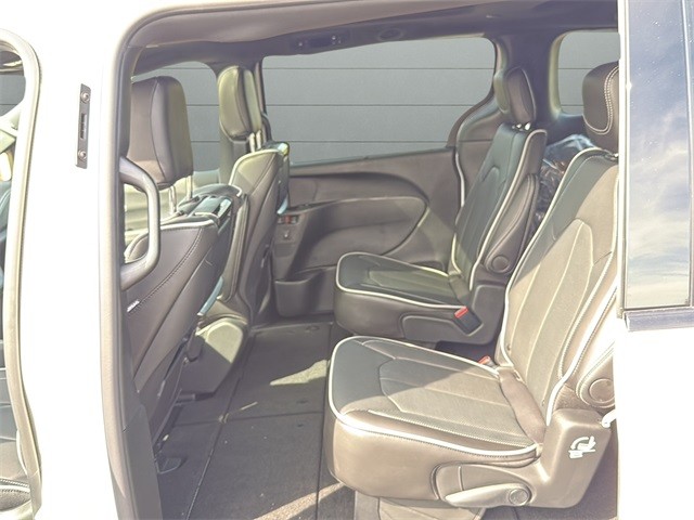 Chrysler Pacifica Vehicle Full-screen Gallery Image 17