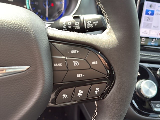 Chrysler Pacifica Vehicle Full-screen Gallery Image 18